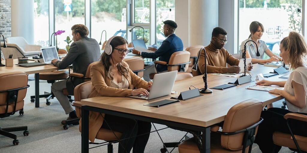 Is hot desking right for you? A complete guide - Joan Workplace