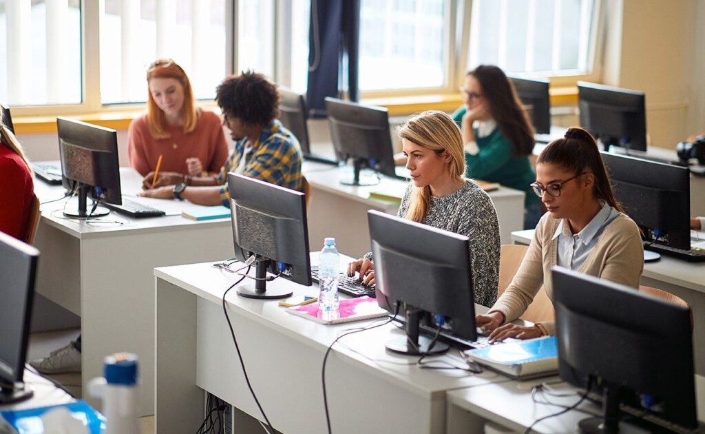 Is hot desking right for you? A complete guide - Joan Workplace